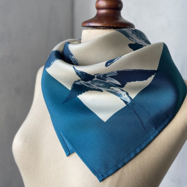 Foulard en soie Les Hirondelles | Le Bestiaire