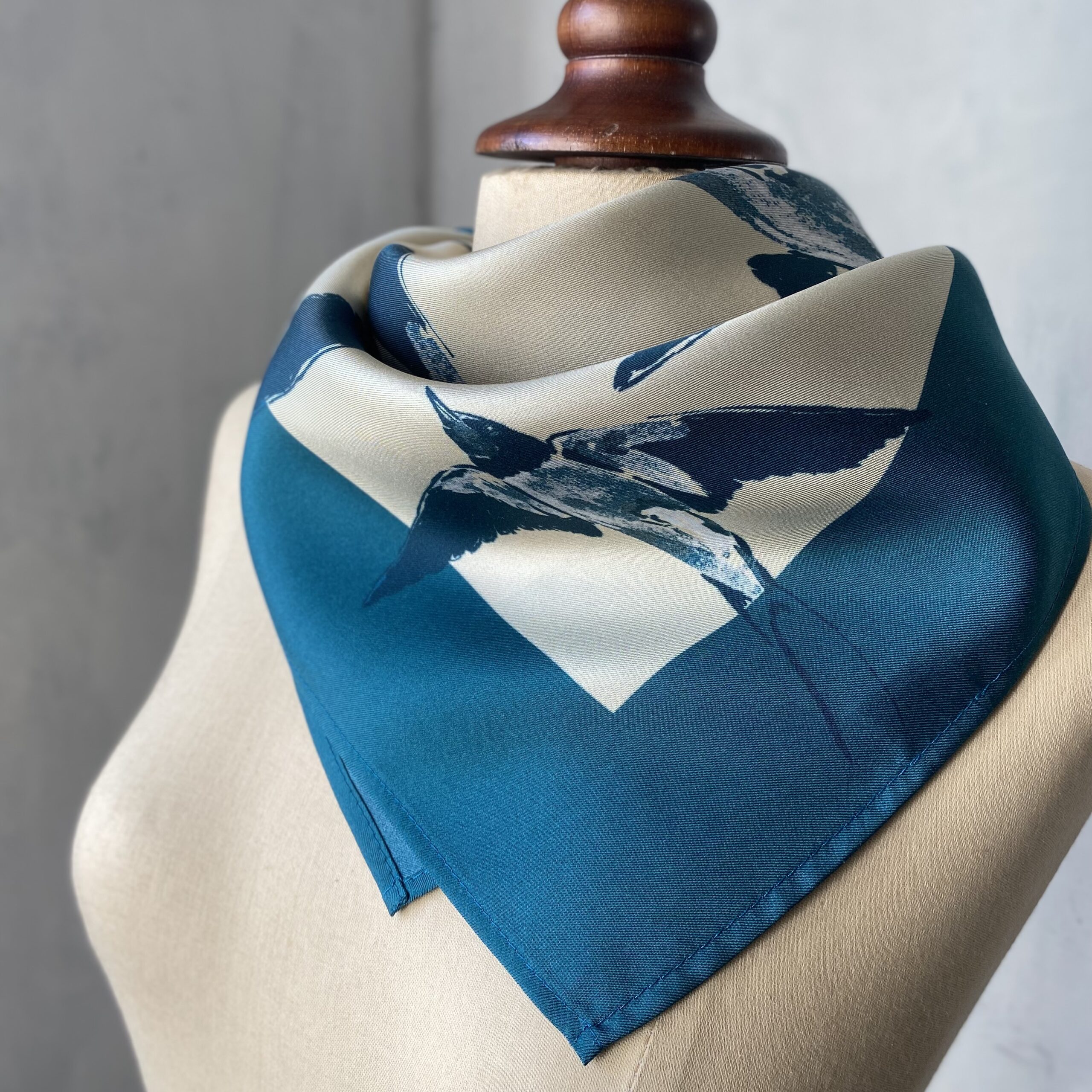 Foulard en soie Les Hirondelles | Le Bestiaire