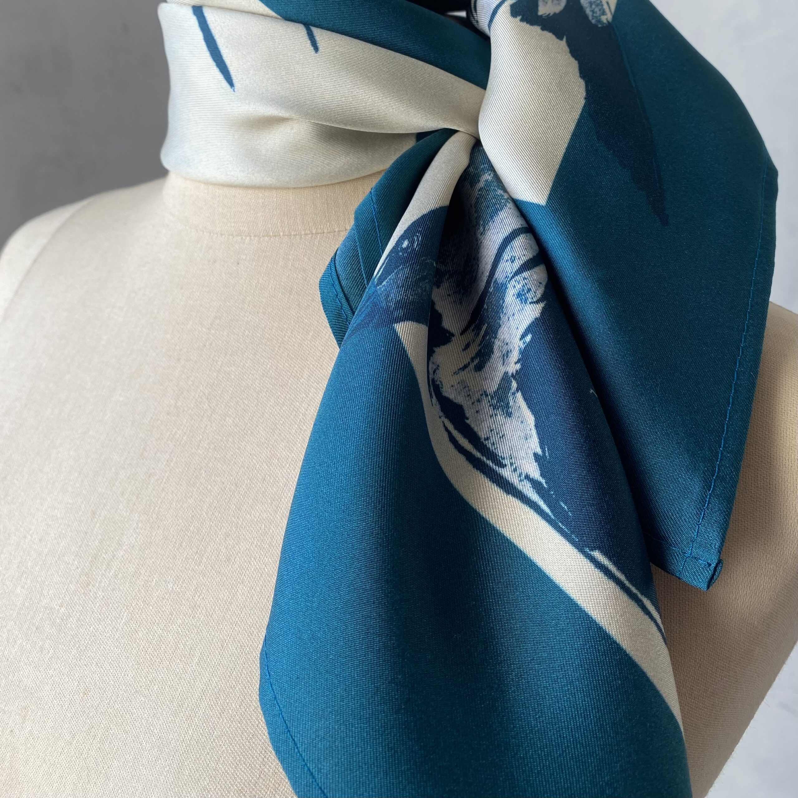 Foulard en soie Les Hirondelles | Le Bestiaire