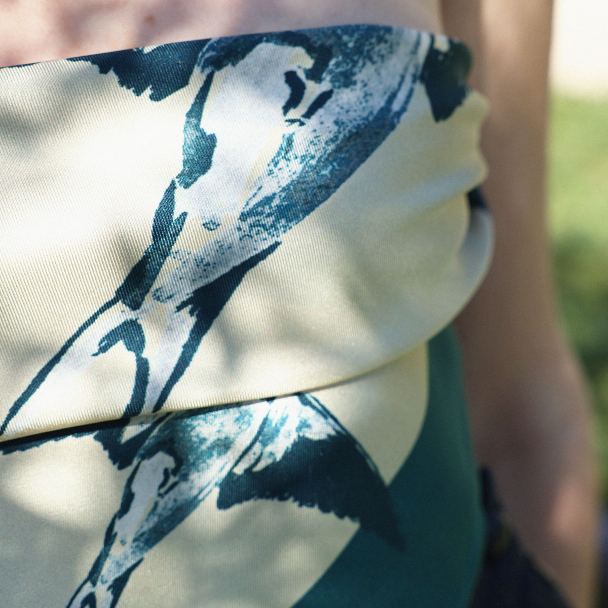 Foulard en soie Les Hirondelles | Le Bestiaire