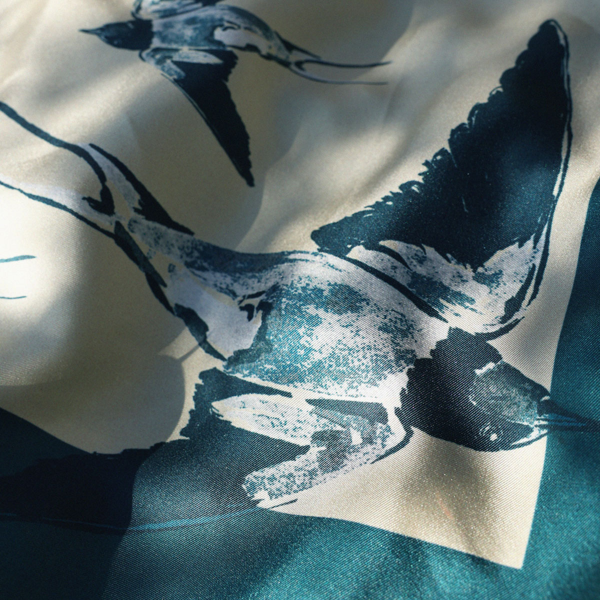 Foulard en soie Les Hirondelles | Le Bestiaire